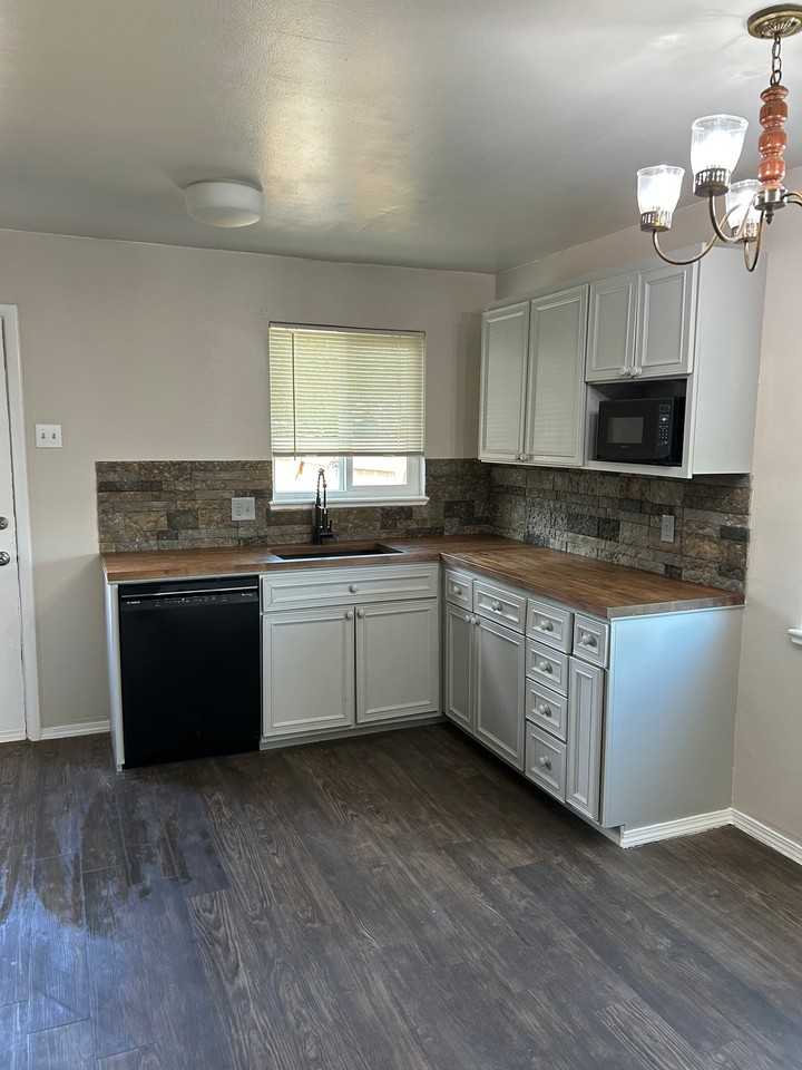 861 Newark St - Photo 7 of 20