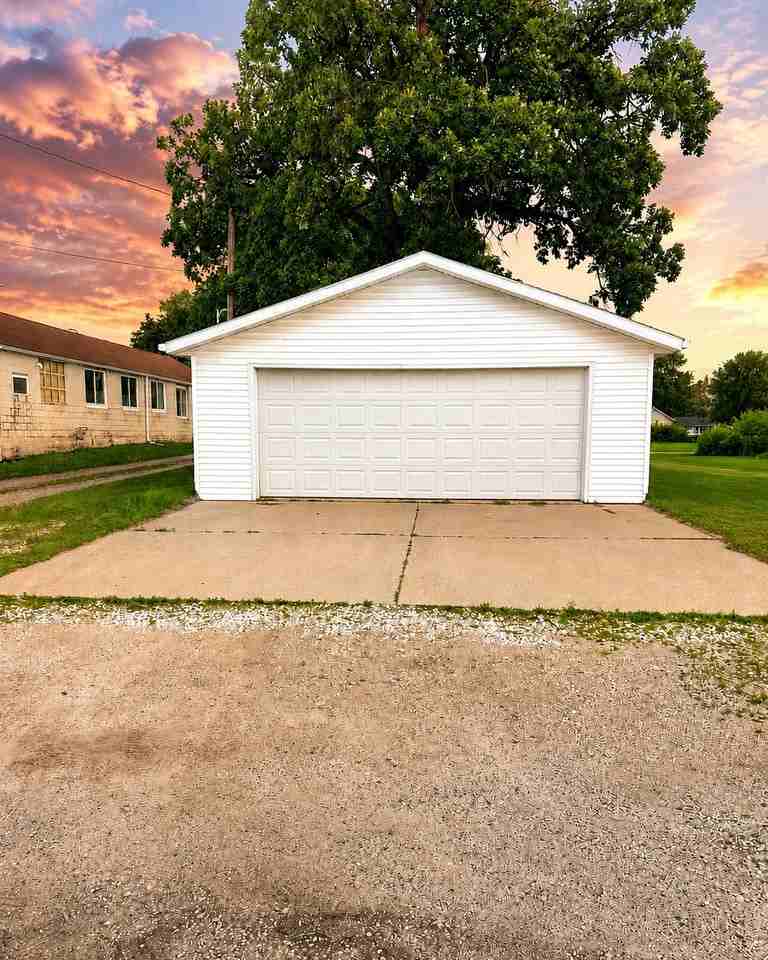 215 Marion St - Photo 2 of 19