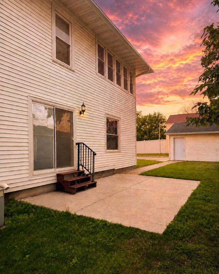 215 Marion St - Photo 3 of 19