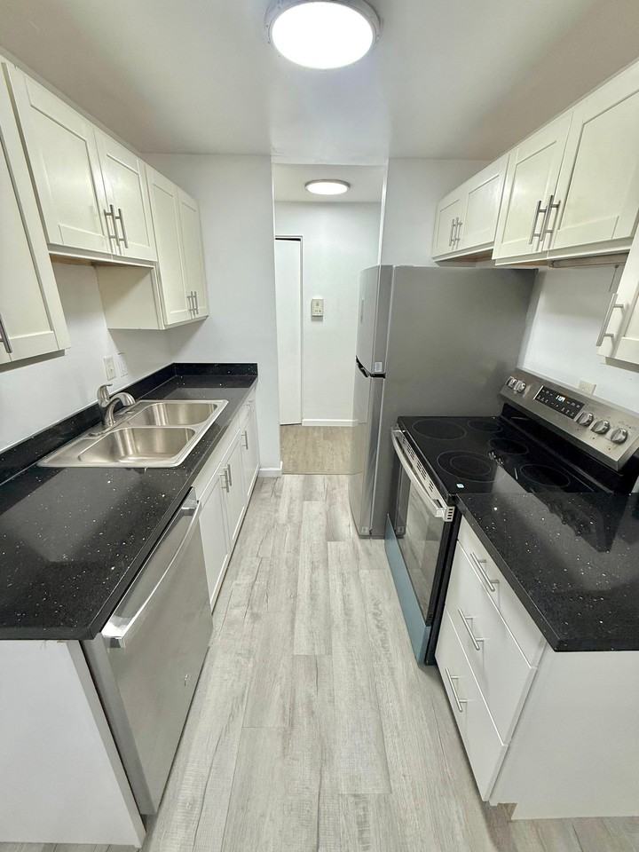 2611 44th Ave Sw #7 - Photo 4 of 19