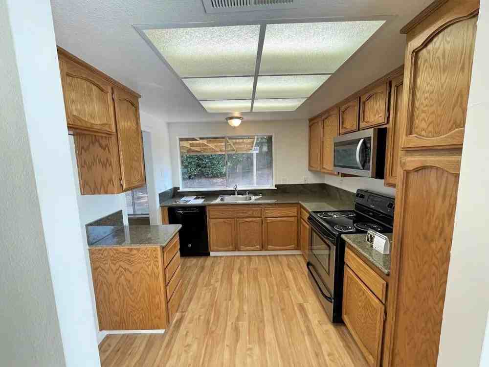 4886 Birkdale Cir - Photo 2 of 8