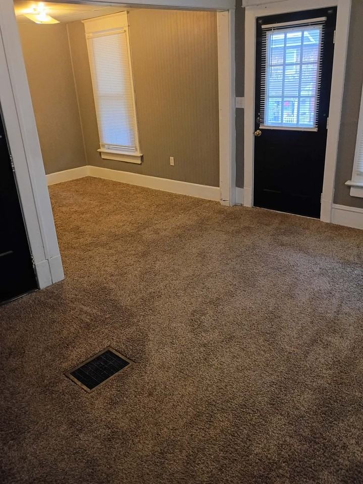 1122 W 11th St - Photo 2 of 12