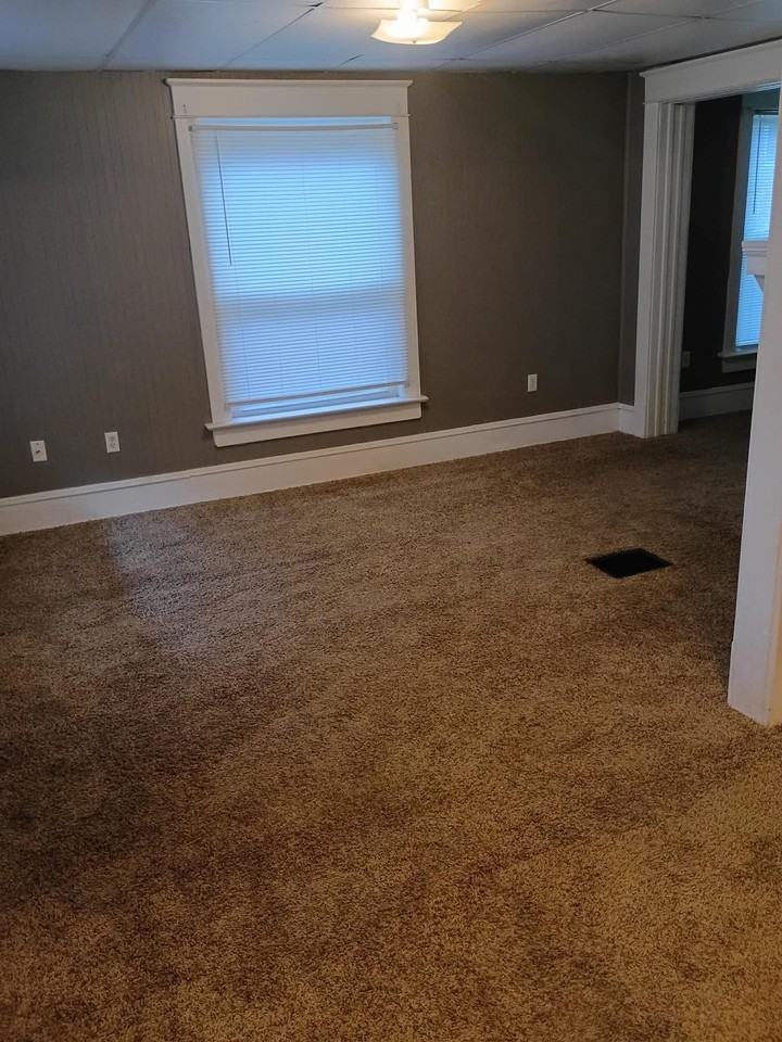 1122 W 11th St - Photo 3 of 12