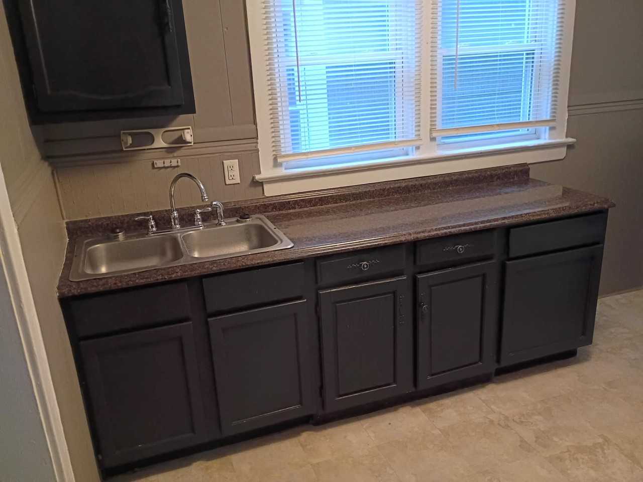 1122 W 11th St - Photo 4 of 12