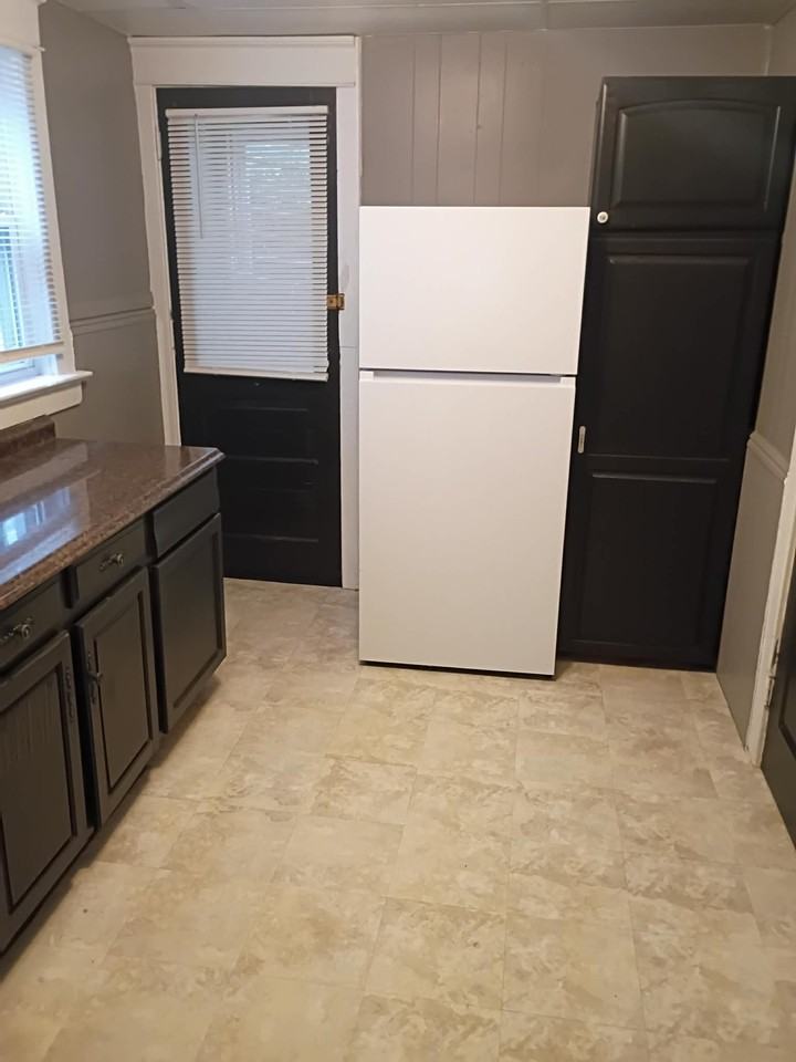 1122 W 11th St - Photo 5 of 12