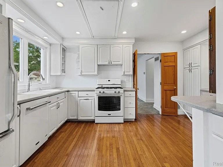 4010 Linwood Ave - Photo 2 of 18