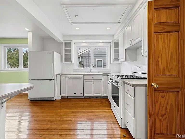 4010 Linwood Ave - Photo 4 of 18