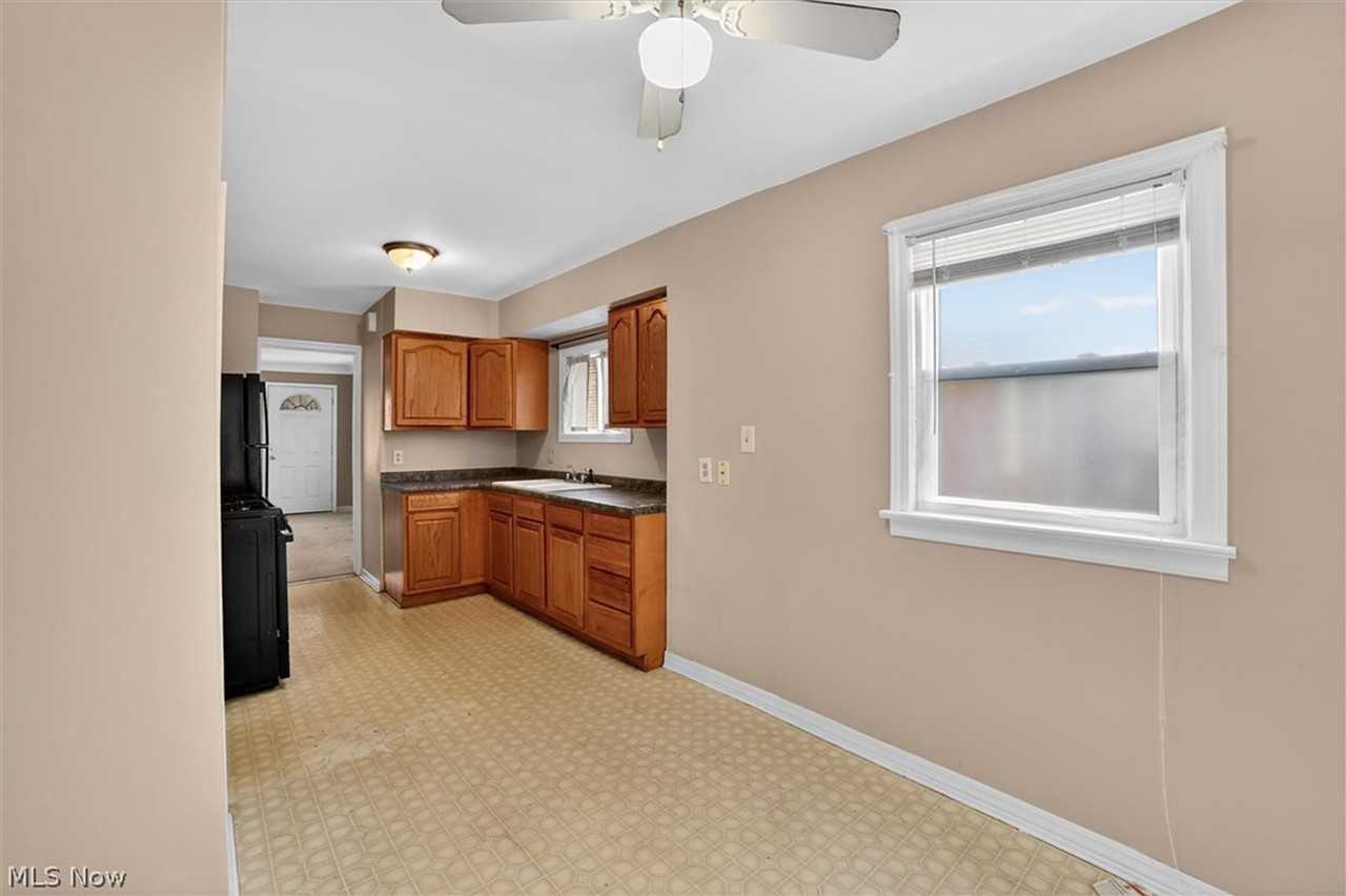 10721 Plymouth Ave - Photo 6 of 26