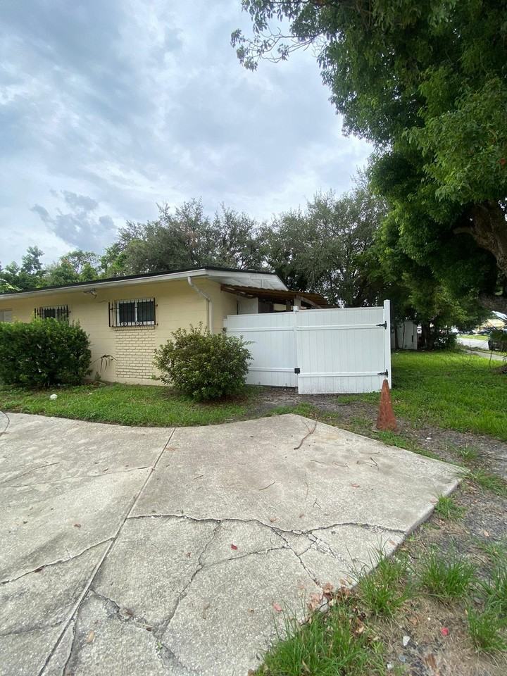 830 Royal Oak Dr - Photo 2 of 11