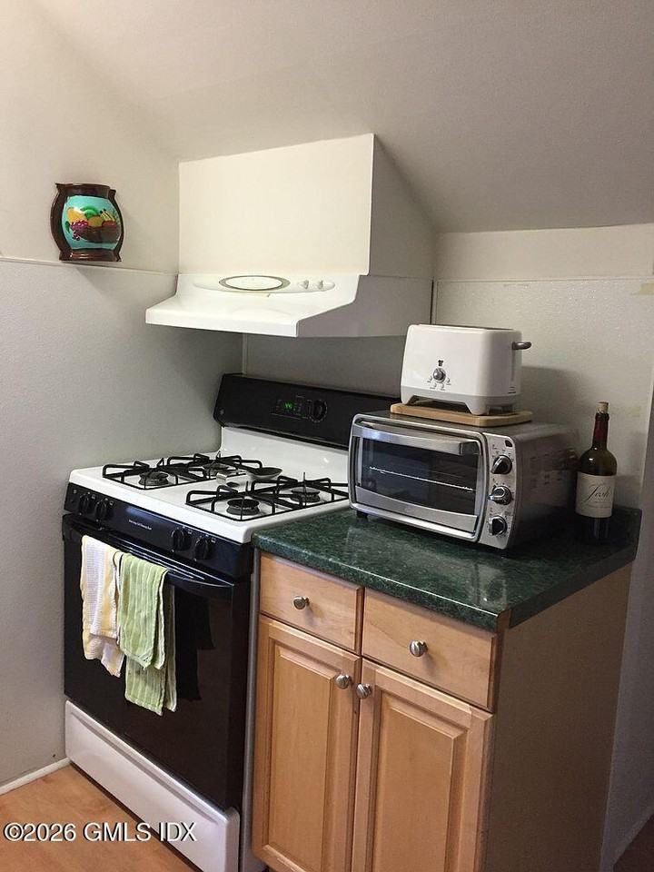 305 Milbank Ave #3 - Photo 5 of 13