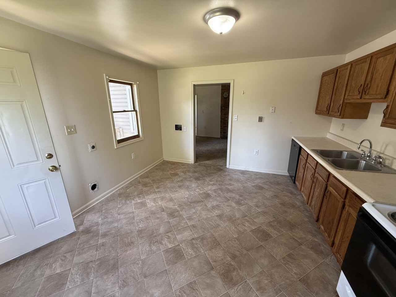 66 Elizabeth St - Photo 6 of 19