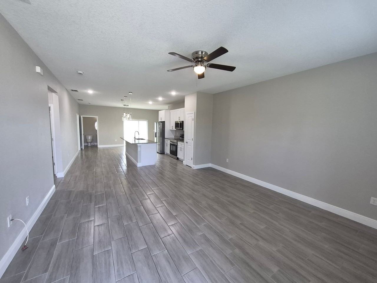 642 Desmoines Ct - Photo 2 of 16