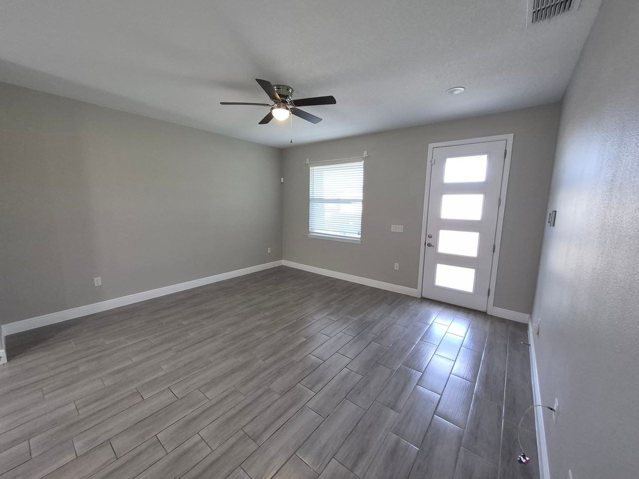 642 Desmoines Ct - Photo 3 of 16