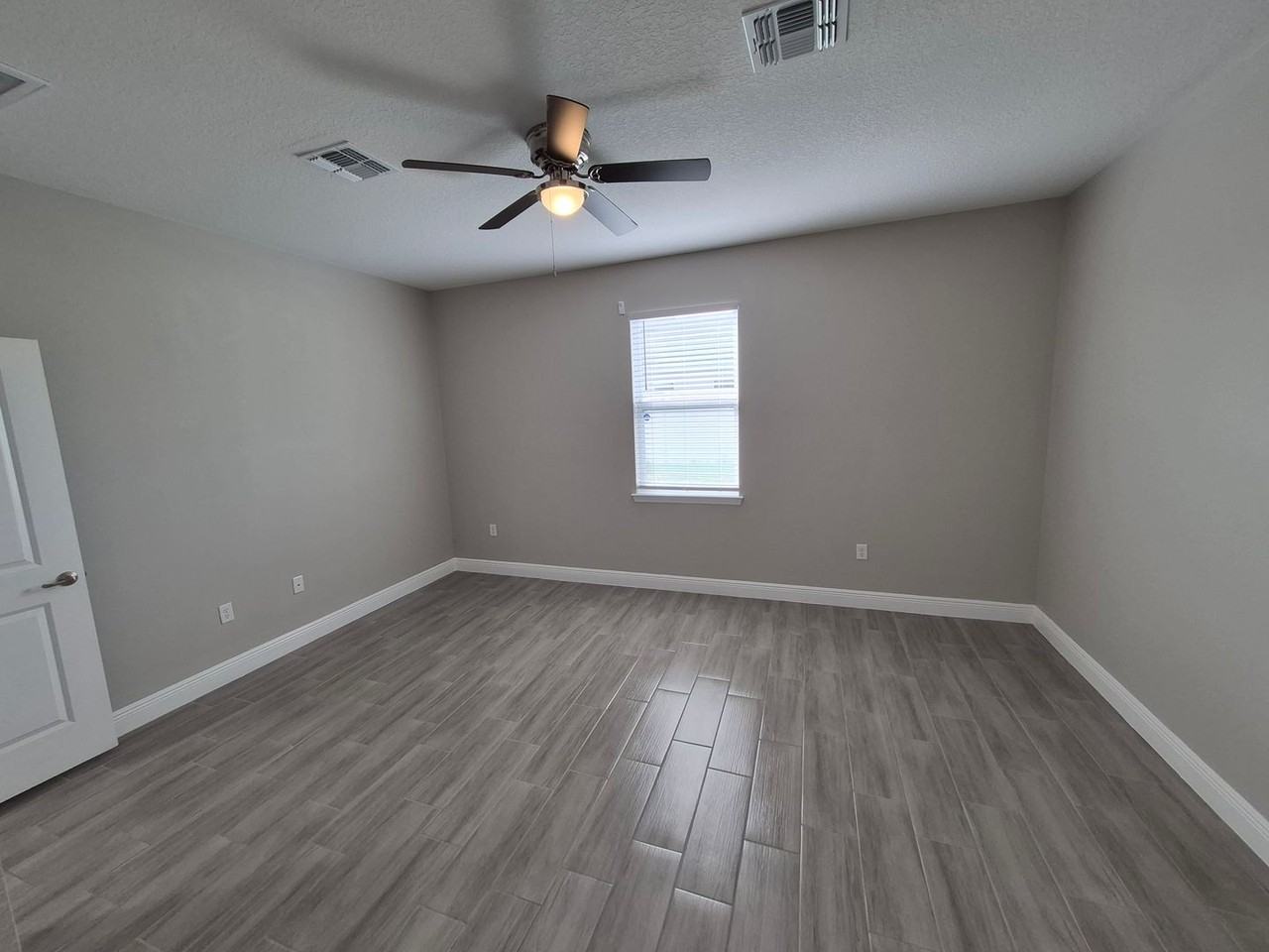 642 Desmoines Ct - Photo 4 of 16