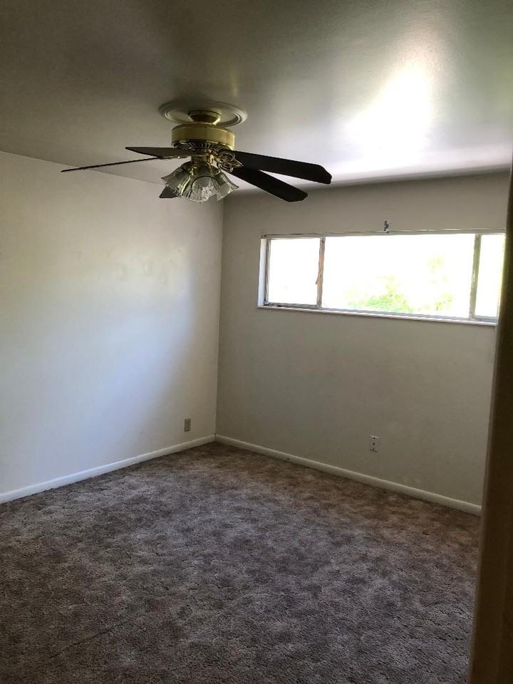 3205 S Kenwood St #3205 - Photo 4 of 5