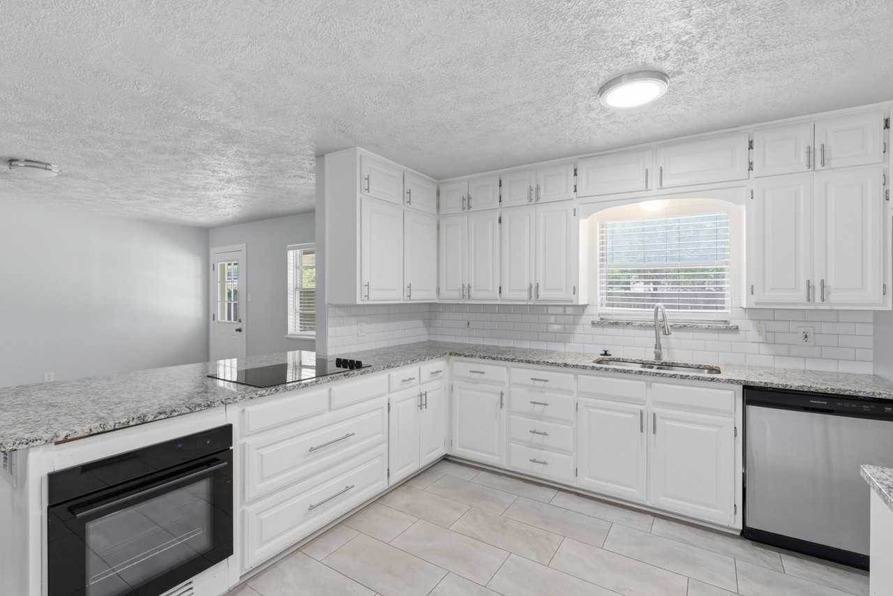 2120 Nottingham Blvd #1 - Photo 5 of 26