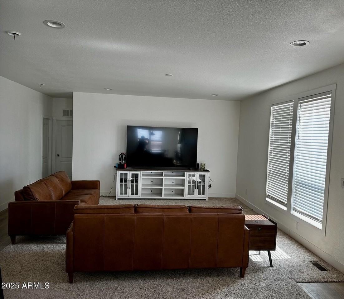 4057 N Solar St - Photo 4 of 50