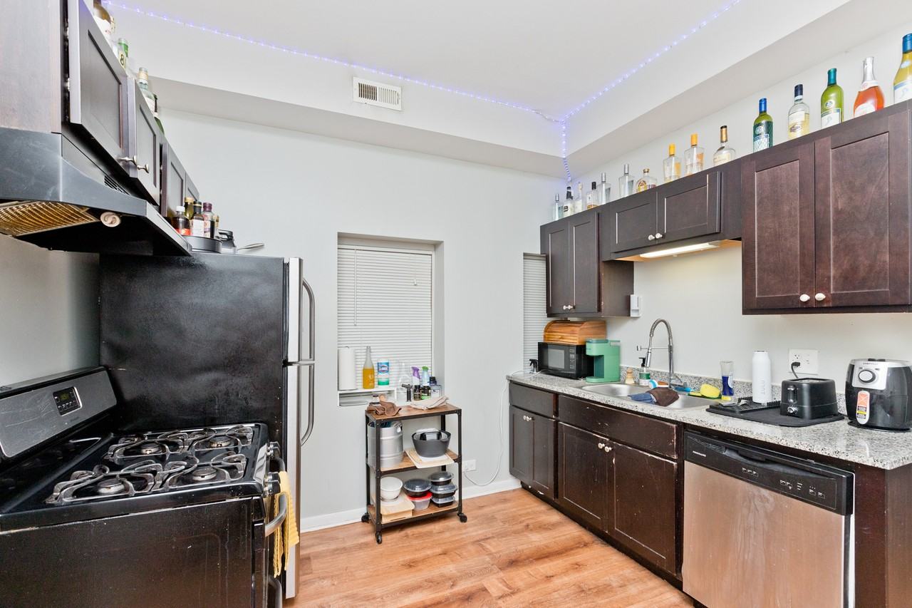 1431 W Flournoy St #1F - Photo 4 of 10