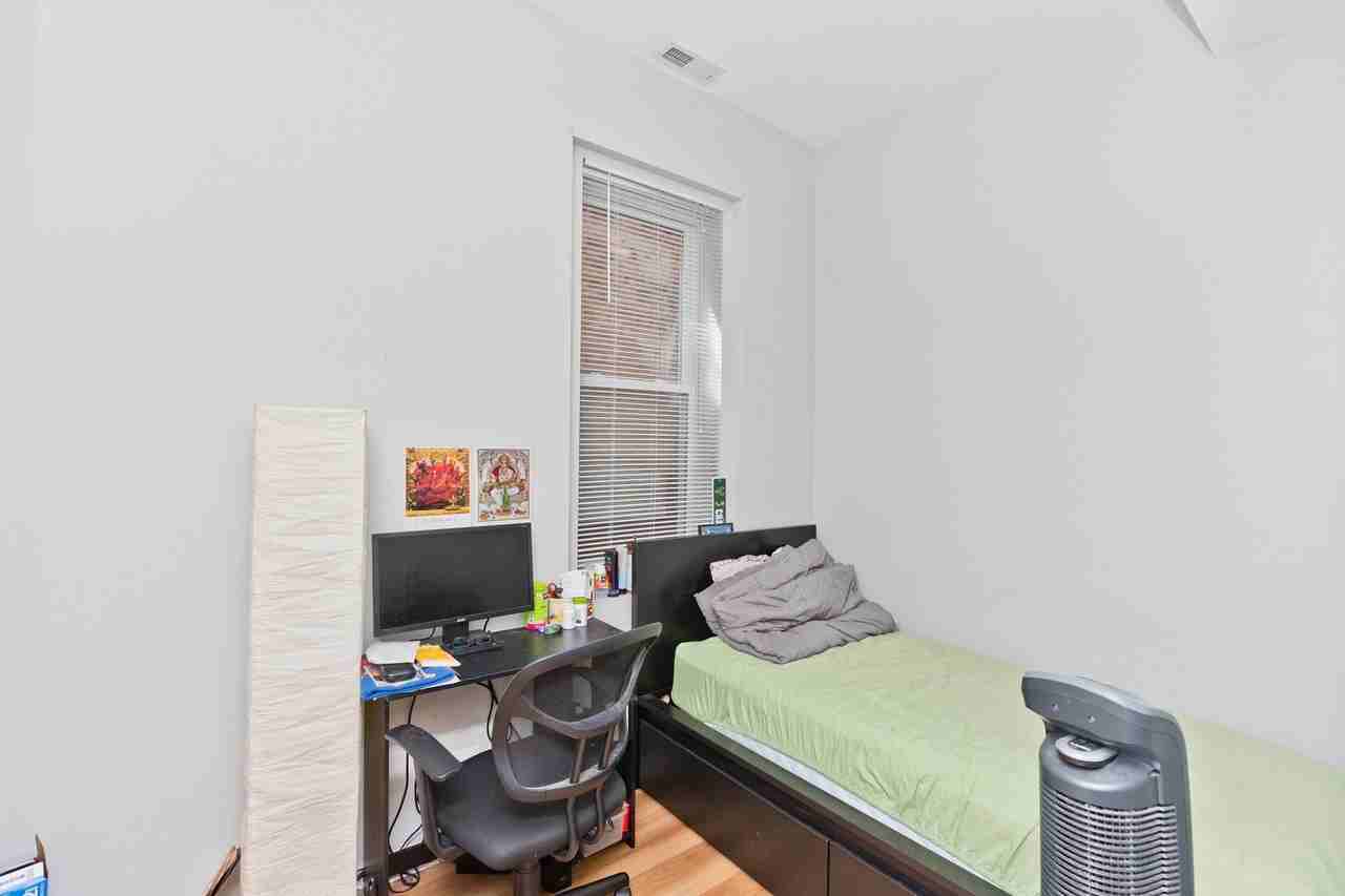 1431 W Flournoy St #1F - Photo 6 of 10