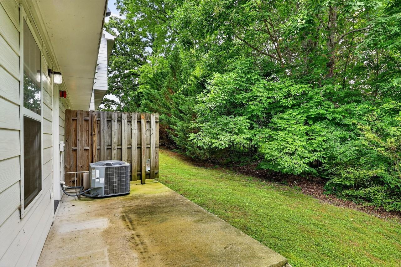 1113 Maple Tree Ln - Photo 4 of 30