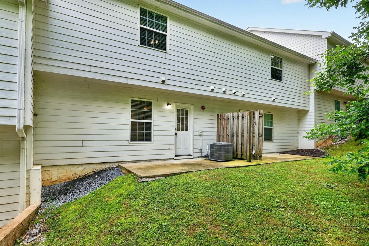 1113 Maple Tree Ln - Photo 5 of 30