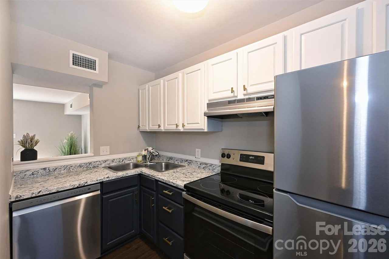 951 Hollywood St - Photo 3 of 38
