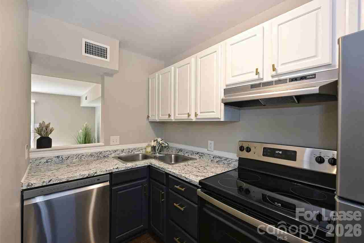 951 Hollywood St - Photo 2 of 38