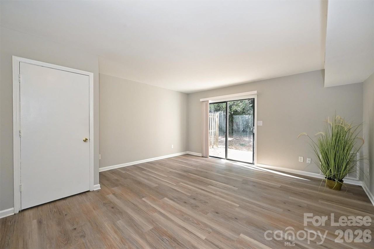 951 Hollywood St - Photo 4 of 38