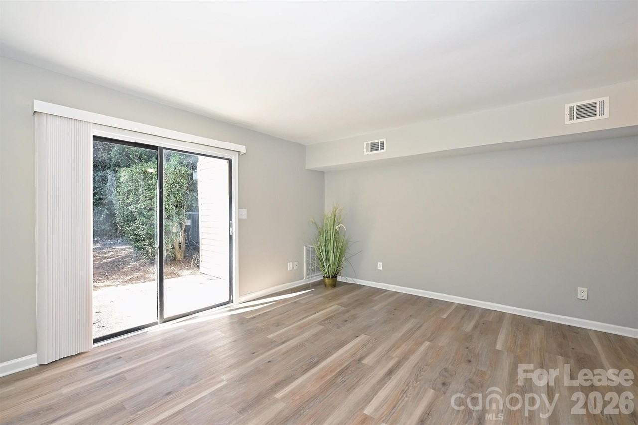 951 Hollywood St - Photo 5 of 38