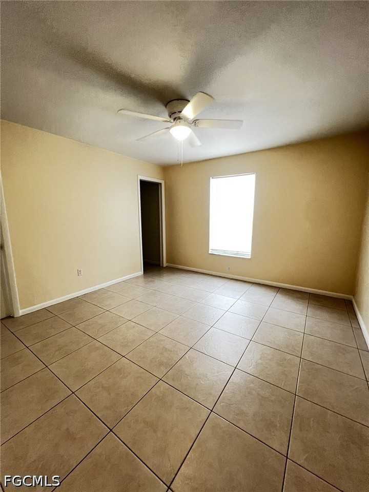 609 Se 23rd Pl #1 - Photo 3 of 11
