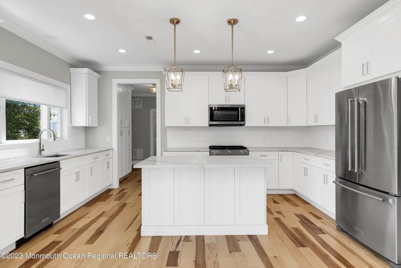 402 6th Ave - Photo 2 of 40
