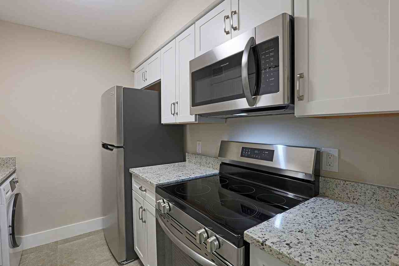 5303 Summerlin Rd #301 - Photo 4 of 22