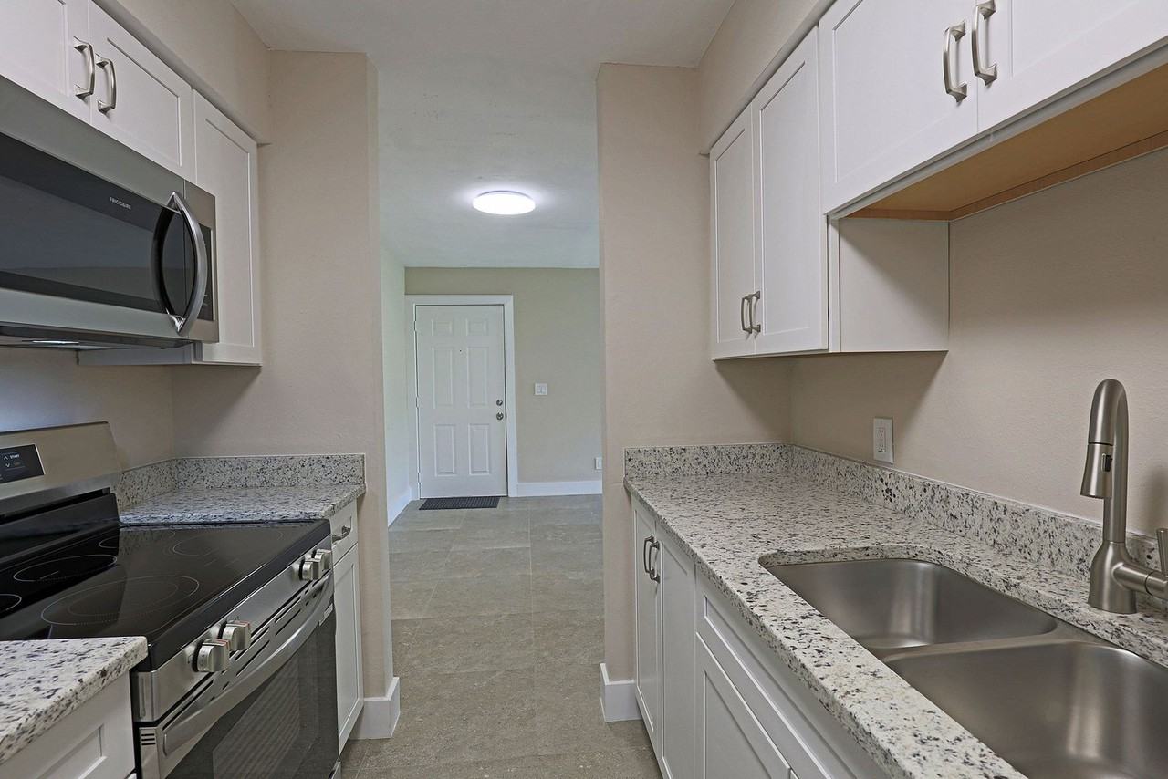 5303 Summerlin Rd #301 - Photo 5 of 22