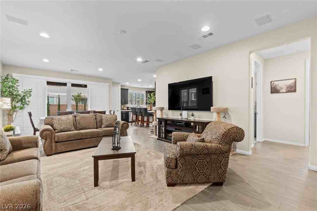664 Sostenuto St - Photo 5 of 34