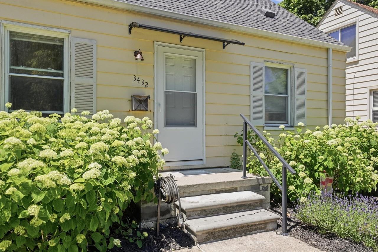3432 Woodside St - Photo 5 of 34