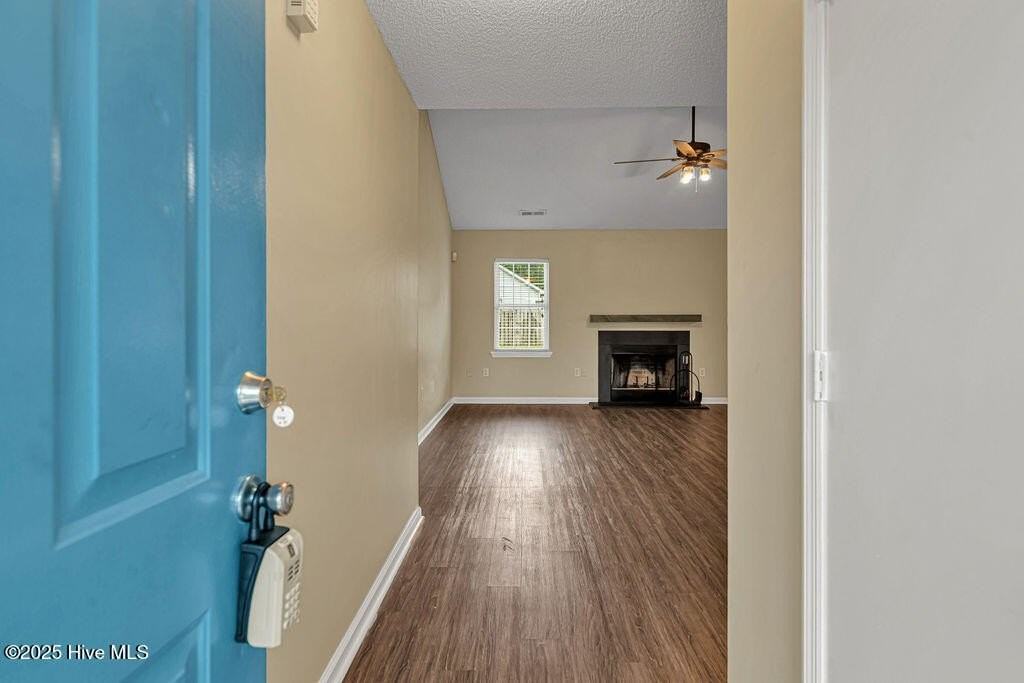 201 Ross Ct - Photo 4 of 35