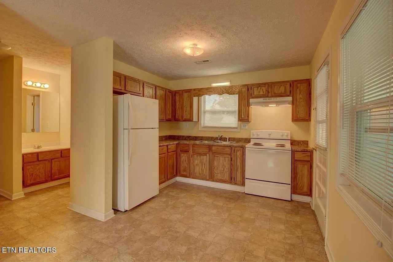 611 Laurel Bluff Rd - Photo 3 of 8