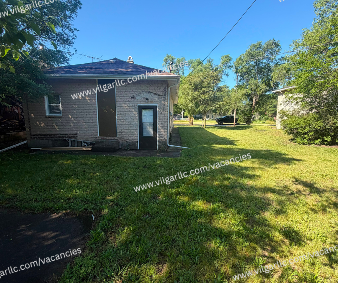 2435 Diamond Ave - Photo 3 of 35
