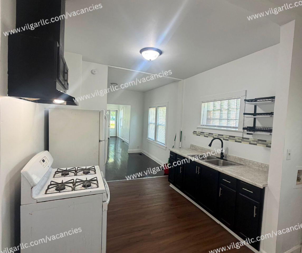 2435 Diamond Ave - Photo 5 of 35