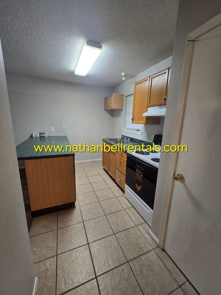 736 8th St Se - Photo 5 of 11
