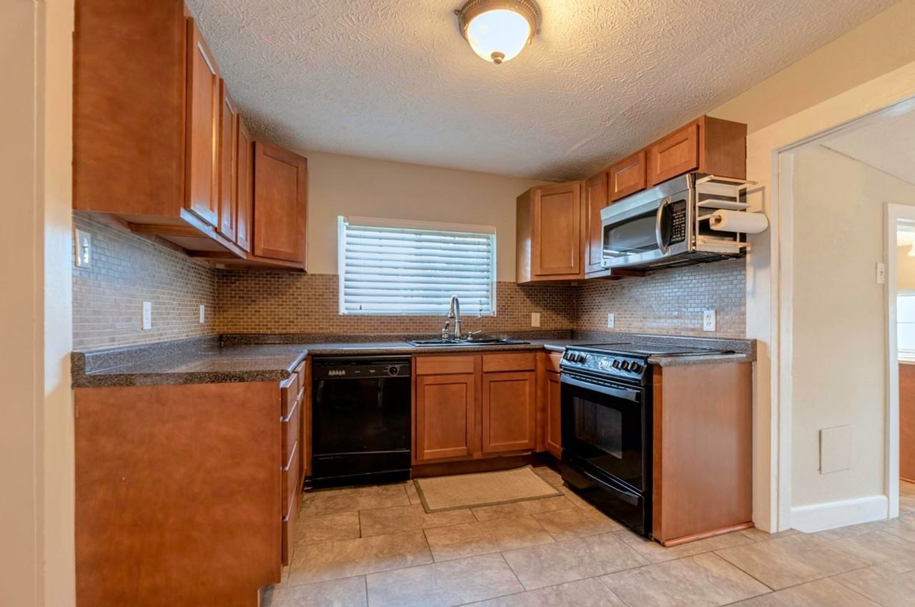 1025 Wray St - Photo 4 of 9
