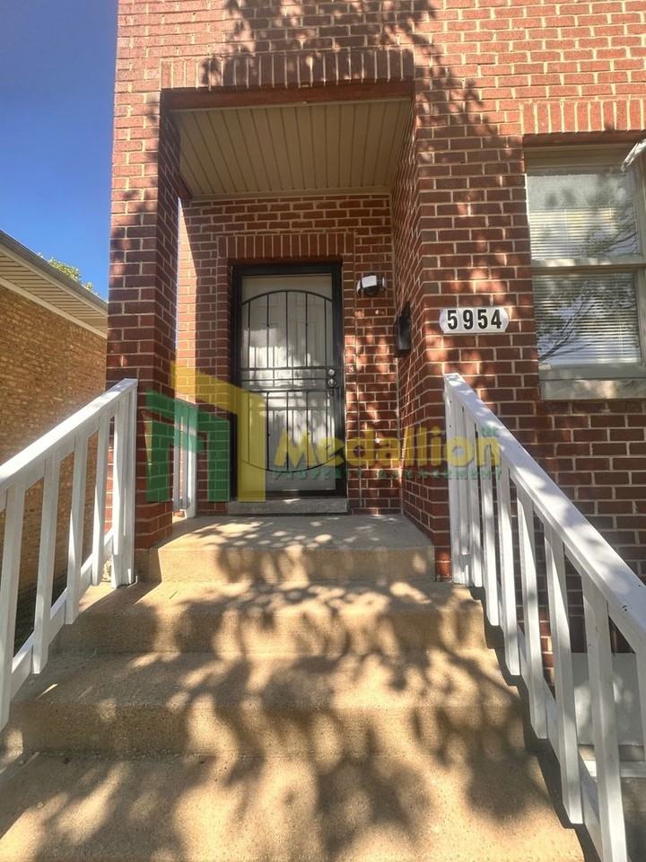 5954 S Maplewood Ave - Photo 2 of 40