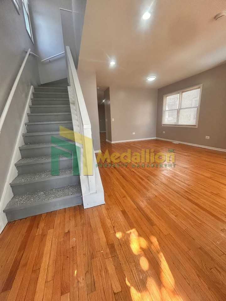5954 S Maplewood Ave - Photo 3 of 40