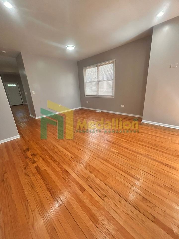 5954 S Maplewood Ave - Photo 4 of 40