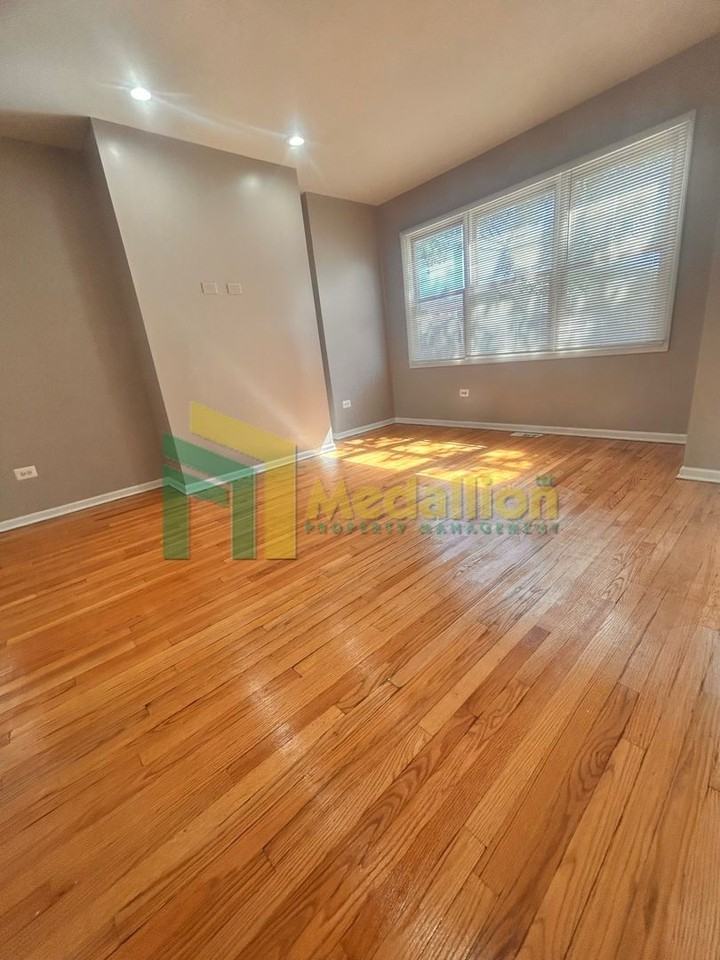 5954 S Maplewood Ave - Photo 5 of 40