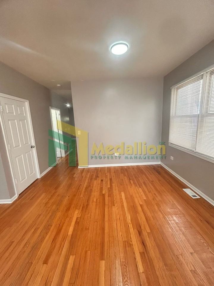 5954 S Maplewood Ave - Photo 6 of 40