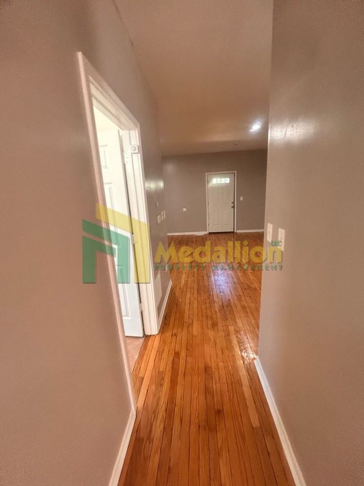 5954 S Maplewood Ave - Photo 7 of 40