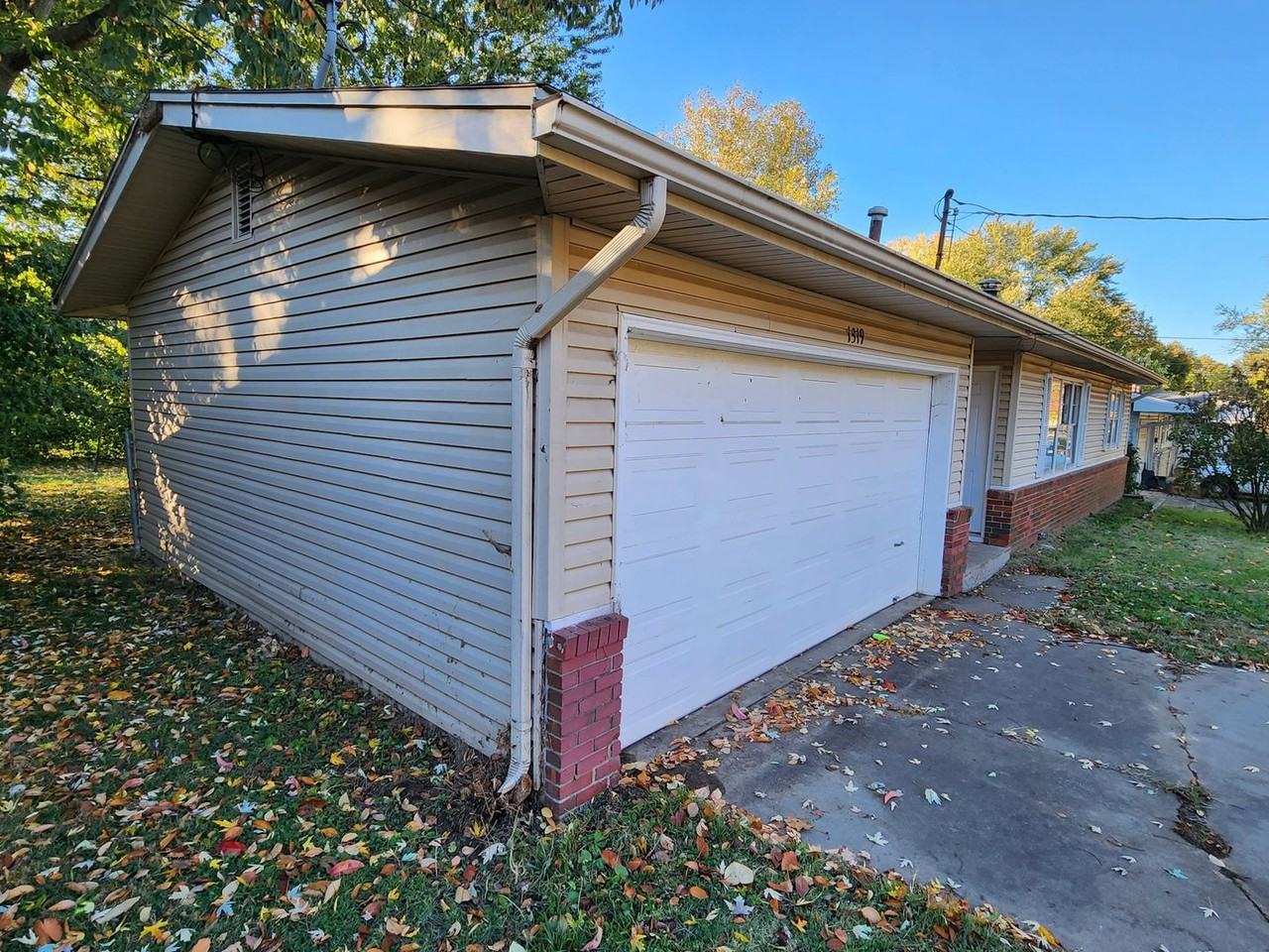 1319 S Prince Ln - Photo 2 of 30