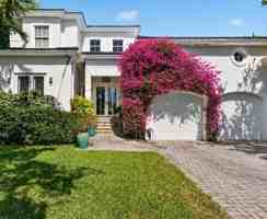 featured image of 425 N Shore Dr
