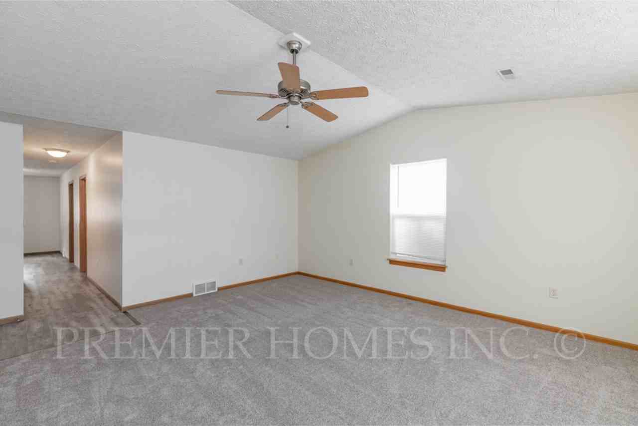 60 60 | 76 | 92 Meadow Wood Dr - Photo 3 of 16